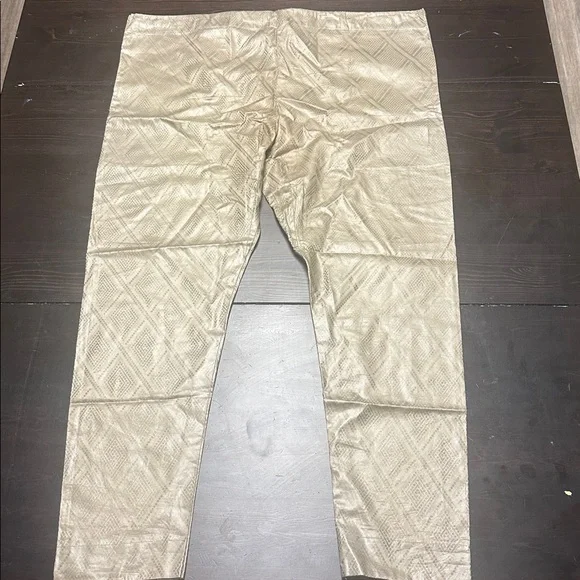 Traditional Men's Embroidered Tunic in Metallic Gold - Picture 4 of 4